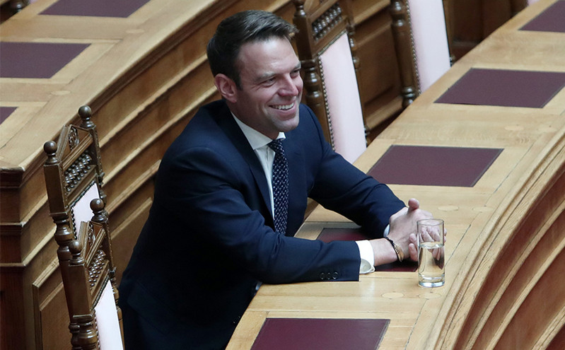 Πρώτη επίσημη του Στέφανου Κασσελάκη στην Ολομέλεια της Βουλής – Δείτε φωτογραφίες