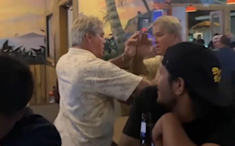 Τρελό περιστατικό σε μπαρ: Ήταν τόσο μεθυσμένος που τσακωνόταν με το είδωλό του στον καθρέφτη