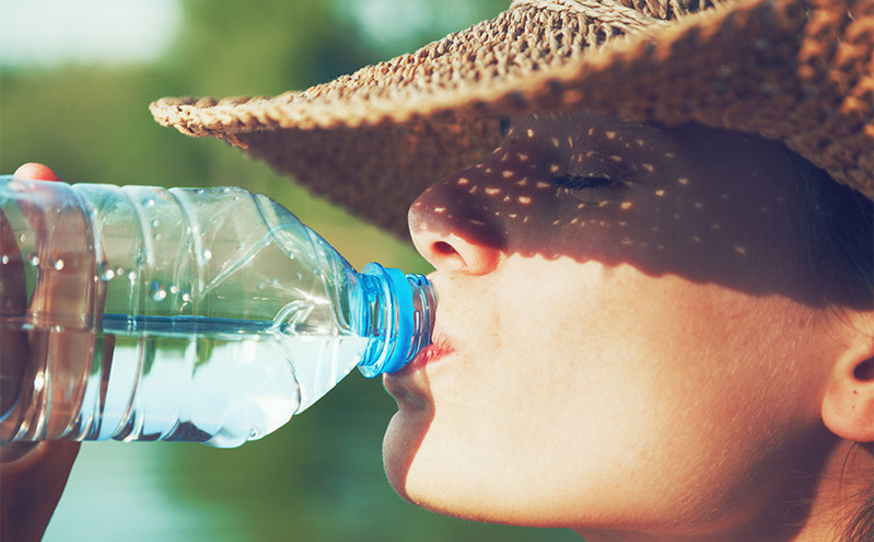 Τι συμβαίνει στο σώμα όταν πίνουμε υπερβολικό νερό – Είναι επικίνδυνο, λένε οι ειδικοί