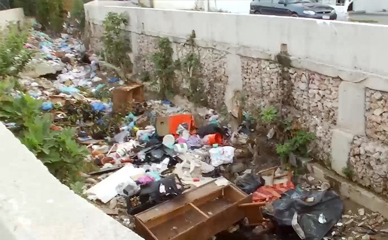 Απέραντος σκουπιδότοπος το ρέμα της Εσχατιάς – Οι θλιβερές εικόνες που καταγράφηκαν με drone