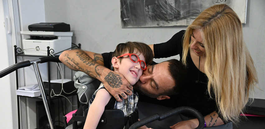 Μαραθώνιος αγάπης με τατουάζ για τον 6χρονο Άγγελο που προσβλήθηκε από μηνιγγίτιδα και έχει κάνει 36 χειρουργεία