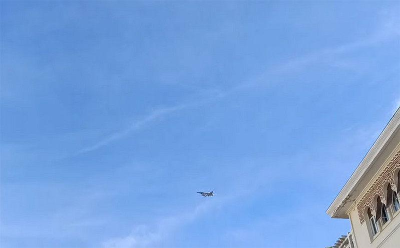 «ΖΕΥΣ» και Spitfire «έσκισαν» τον ουρανό της Θεσσαλονίκης πετώντας πάνω από τη μαθητική παρέλαση &#8211; Εντυπωσιακά βίντεο