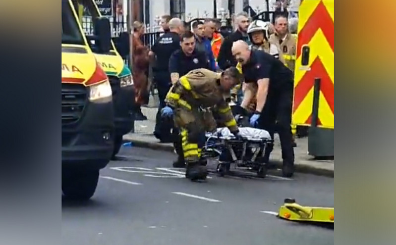 Επίθεση με μαχαίρι στο Δουβλίνο: Τρεις άνθρωποι νοσηλεύονται, ένα κορίτσι σε σοβαρή κατάσταση &#8211; Περιπολικό πυρπολήθηκε σε επεισόδια