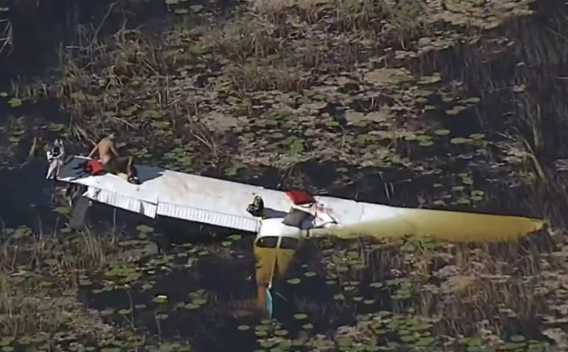 Πιλότος πέρασε εννιά ώρες πάνω στο φτερό του αεροπλάνου μετά τη συντριβή του – Στο σημείο υπήρχαν ανθρωποφάγοι κροκόδειλοι