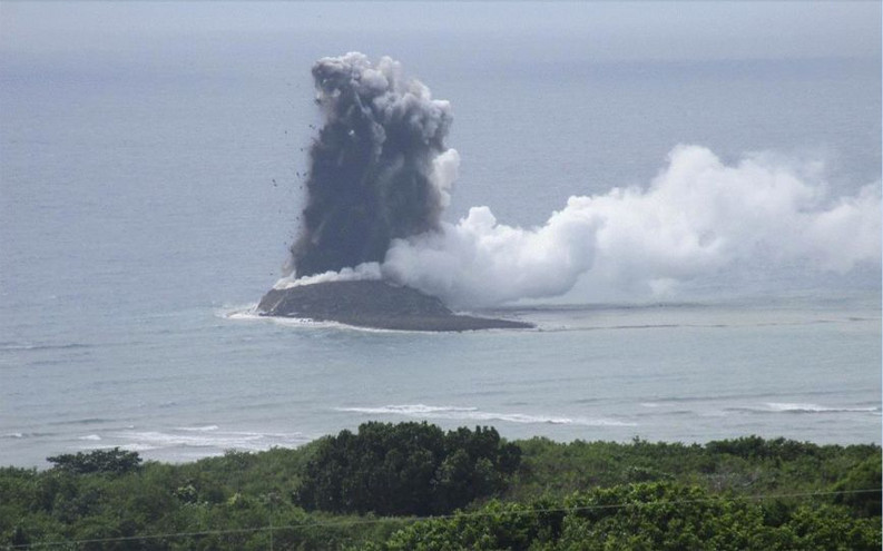 H «γέννηση» ενός νέου νησιού στην Ιαπωνία μετά από υποθαλάσσια ηφαιστειακή έκρηξη
