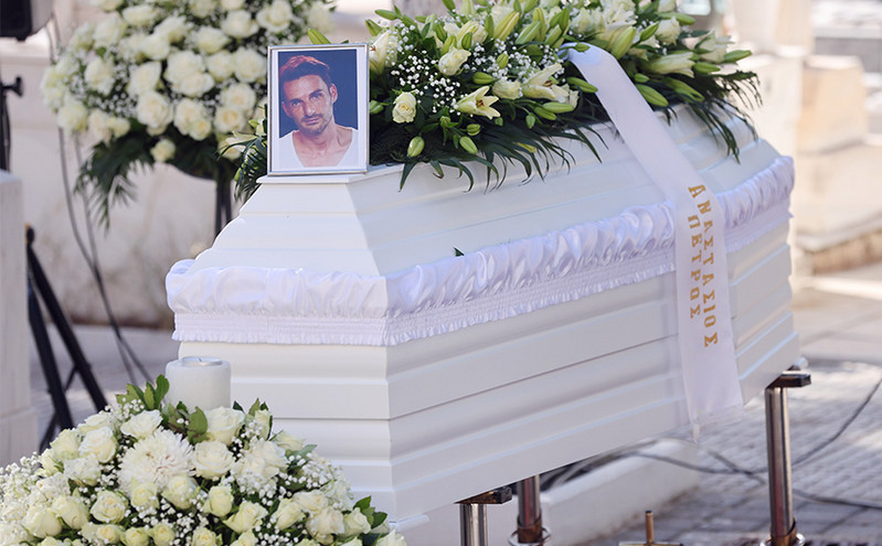Αλέξανδρος Κομπόγιωργας: Θλίψη στην κηδεία του 48χρονου ηθοποιού