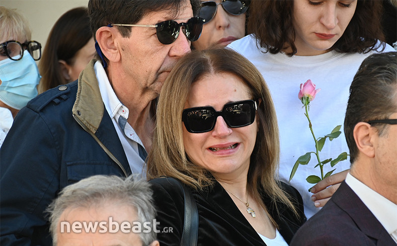 Συντετριμμένη η Μπέσσυ Μάλφα στην κηδεία της Κάτιας Νικολαΐδου &#8211; Ο Γεράσιμος Σκιαδαρέσης ήταν στο πλευρό της