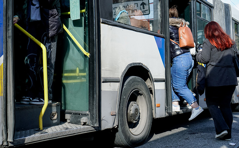 Τι αλλάζει στα δικαιώματα επιβατών σε λεωφορεία, τρόλεϊ και Μετρό &#8211; Οι περιπτώσεις με βαριές «καμπάνες»