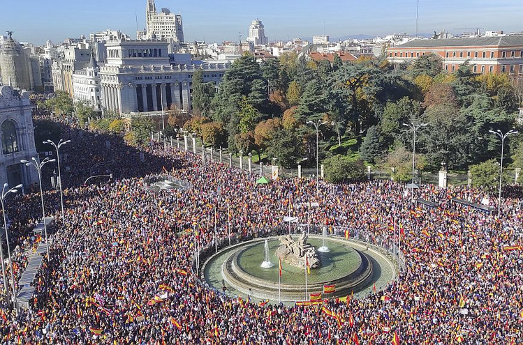 Βοήθεια ΕΕ!: 170.000 διαδηλωτές διαμαρτυρήθηκαν στην Μαδρίτη για τον νόμο περί αμνηστίας των καταλανών αυτονομιστών