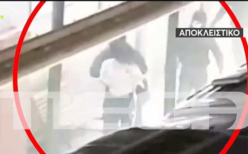 Νέο βίντεο &#8211; ντοκουμέντο από την εισβολή ακροδεξιών στον ΗΣΑΠ στο Μοναστηράκι: Χτύπησαν στο πρόσωπο νεαρή
