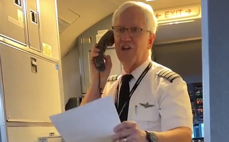 Η συγκινητική αποχαιρετιστήρια ομιλία πιλότου μετά από 32 χρόνια στη δουλειά έκανε τους επιβάτες να δακρύσουν