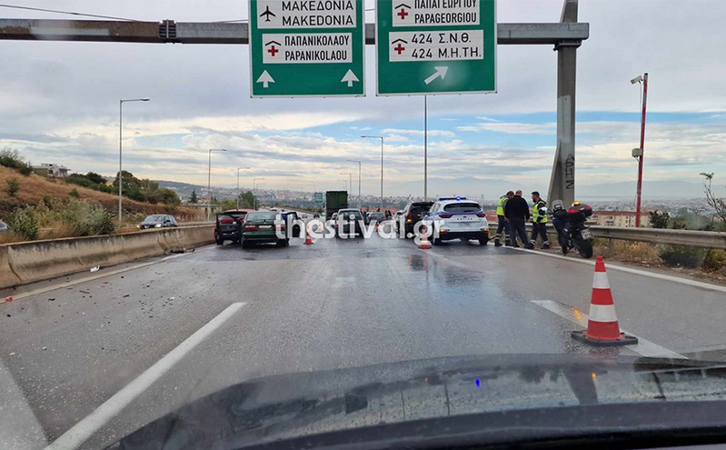 Καραμπόλα 10 οχημάτων με τραυματίες στη Θεσσαλονίκη &#8211; Μποτιλιάρισμα στον Περιφερειακό