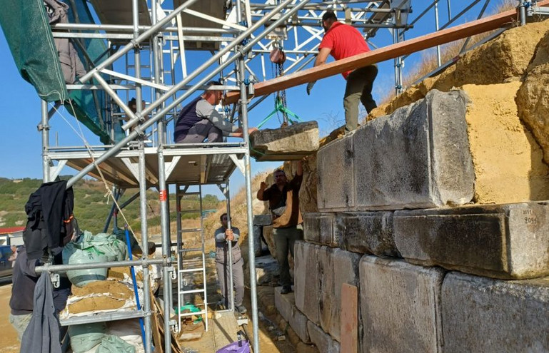 Επιστρέφουν στον αρχαίο περίβολο του Τύμβου Καστά στην Αμφίπολη αρχιτεκτονικά μέλη, μετά από 21 αιώνες