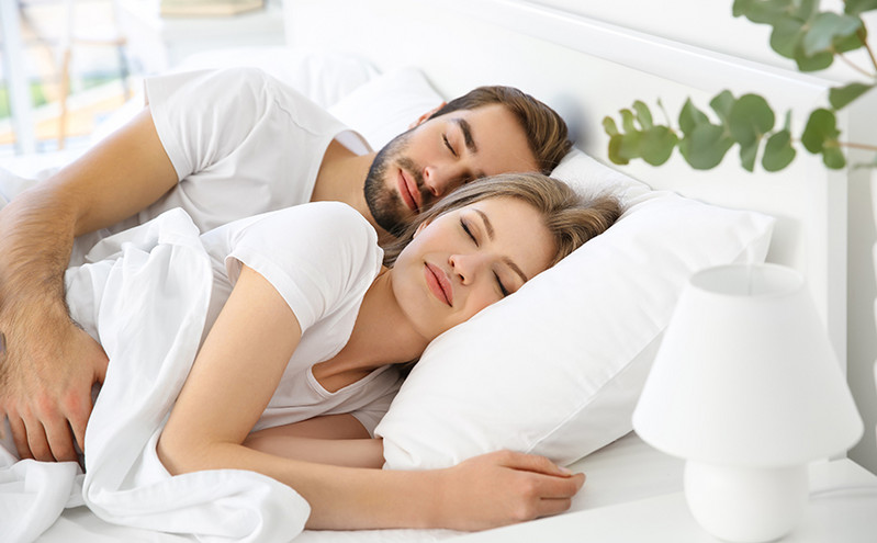 Γιατί κάνει καλό να αλλάζεις θέση ύπνου στο κρεβάτι με τον σύντροφό σου