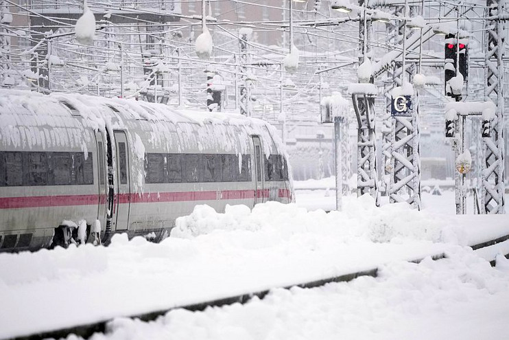 Ματαιώσεις πτήσεων και σιδηροδρομικών δρομολογίων στο Μόναχο λόγω χιονόπτωσης