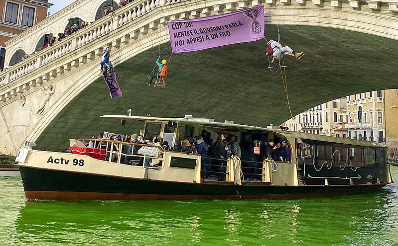 Για σειρά αδικημάτων κατηγορούνται οι 28 ακτιβιστές που «έβαψαν πράσινη» την λιμνοθάλασσα της Βενετίας