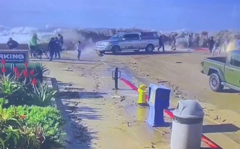 Η στιγμή που «τερατώδη κύματα» παρασέρνουν ανθρώπους και αυτοκίνητα στην Καλιφόρνια &#8211; Οκτώ άτομα στο νοσοκομείο