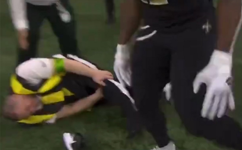 Σοκαριστικός τραυματισμός βοηθού διαιτητή έπειτα από σύγκρουση με παίκτη &#8211; «Δίπλωσε» το πόδι του