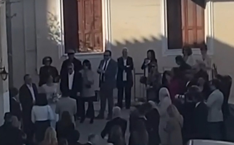 Οι πρώτες εικόνες από τον γάμο της Δήμητρας Ματσούκα και του Πέτρου Κόκκαλη – Η άφιξη της νύφης, η θερμή αγκαλιά και το τρυφερό φιλί