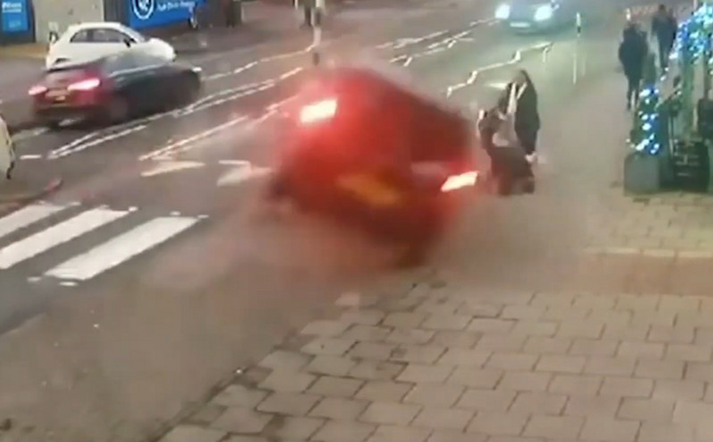 Βίντεο που κόβει την ανάσα: Αυτοκίνητο αναποδογυρίζει ακριβώς μπροστά από μητέρα με μωρό