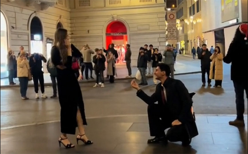 Η πρόταση γάμου τουρίστα στη Ρώμη πήγε πάρα πολύ στραβά – Το βίντεο με εκατομμύρια views