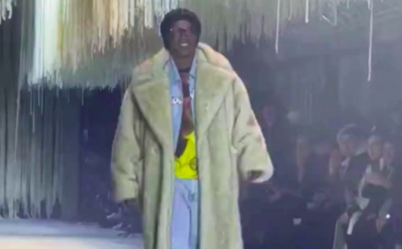 Μοντέλο ο Ροναλντίνιο: Με γούνα στην πασαρέλα για την Εβδομάδα Μόδας στο Παρίσι