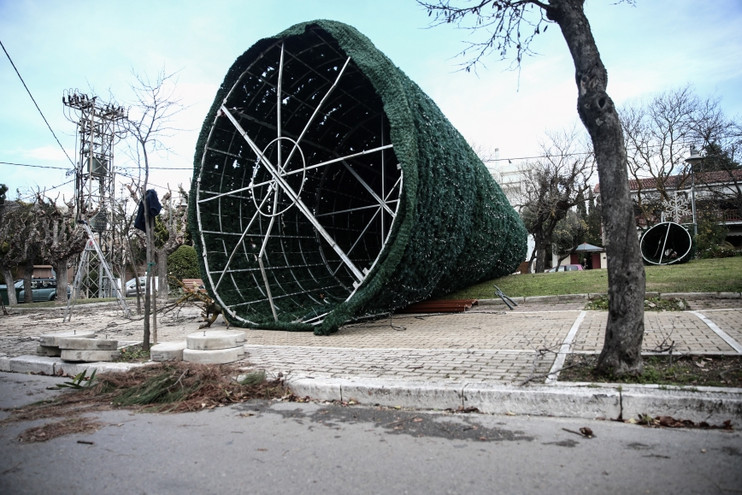 Στα βόρεια προάστια τα περισσότερα προβλήματα από την κακοκαιρία στην Αττική: Εικόνες αποκαλύπτουν τη δύναμη των ανέμων &#8211; Ξεριζώθηκε και το χριστουγεννιάτικο δέντρο στη Φιλοθέη