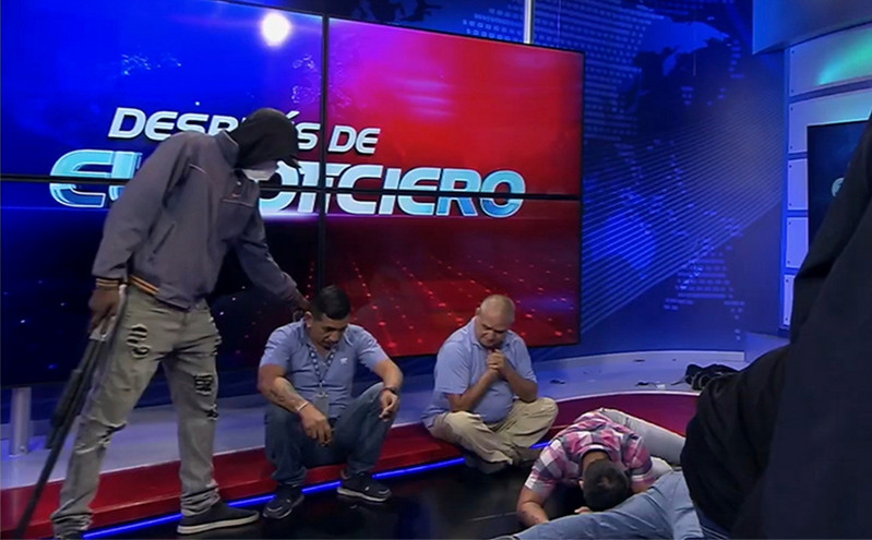 Τρόμος σε ζωντανή μετάδοση σε τηλεοπτικό στούντιο στον Ισημερινό με την εισβολή ένοπλων μασκοφόρων &#8211; Μαίνεται η βία στη χώρα