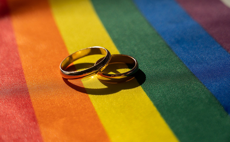 Δημοσκόπηση GPO: «Ναι» στον γάμο των ομόφυλων, «όχι» σε υιοθεσία και παρένθετη – Πόσοι ζητούν δημοψήφισμα για το ζήτημα