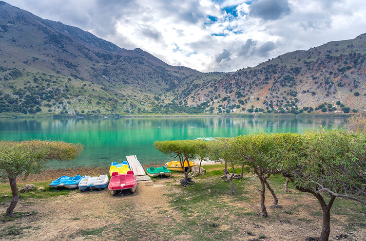 Λίμνη Κουρνά: Ένα ειδυλλιακό τοπίο στην «αγκαλιά» ψηλών βουνών και καταπράσινων ελαιώνων στην Κρήτη