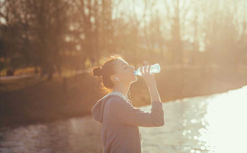 Ένα μπουκάλι νερό μπορεί να περιέχει 240.000 μικροσκοπικά πλαστικά κομμάτια &#8211; Τι να κάνετε για να προφυλαχτείτε