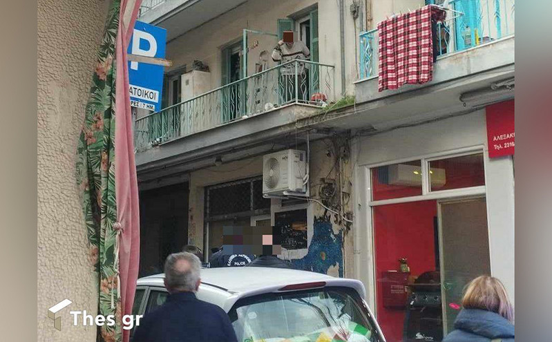 Θρίλερ στην Θεσσαλονίκη: Γυναίκα εντοπίστηκε νεκρή σε διαμέρισμα – Ο αδελφός της δεν άφηνε τους αστυνομικούς να μπουν