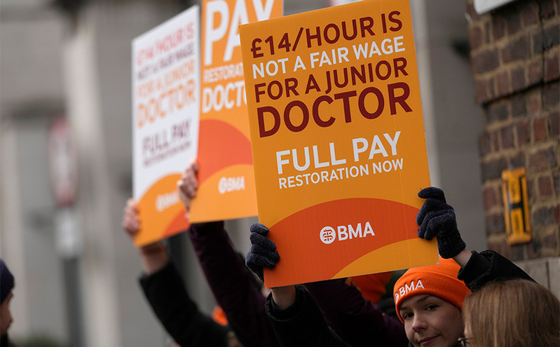 Εξαήμερη απεργία ξεκίνησαν οι ειδικευόμενοι γιατροί στην Αγγλία