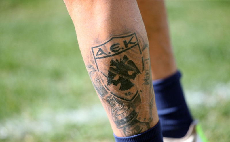 ΑΕΚ: Νέο τατουάζ με τις κούπες του περσινού νταμπλ από τον Κάρλος Ρόα