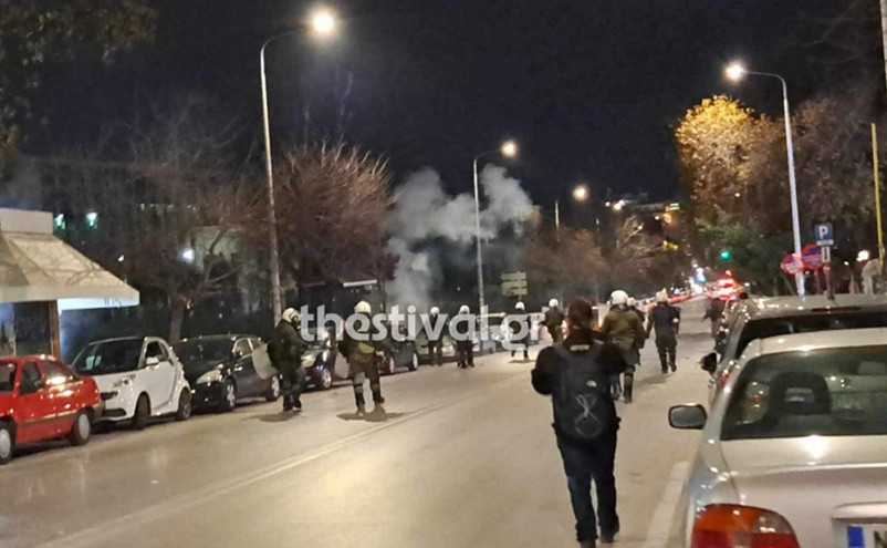 Επεισόδια στη Θεσσαλονίκη μετά από πορεία για την αστυνομική επιχείρηση στη Νομική