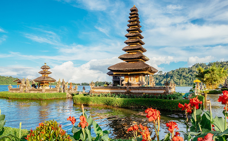 Το Μπαλί επιβάλλει από σήμερα φόρο στους ξένους τουρίστες για την προστασία «του νησιού των Θεών»