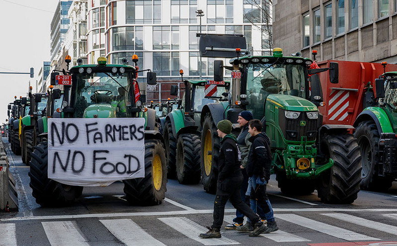 Σειρά μέτρων για τους αγρότες ζητά ο Μακρόν – Επιχείρηση κατευνασμού της οργής