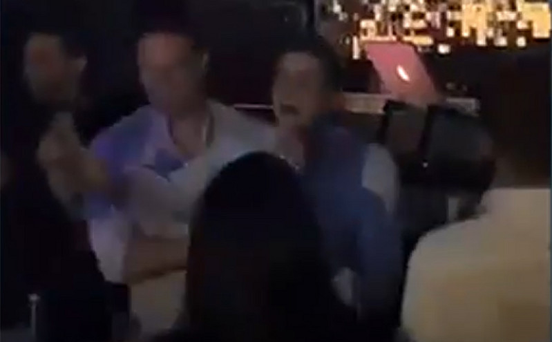 Ο ξέφρενος χορός του Κασσελάκη με τον Τάιλερ στο γκέι μπαρ στο Γκάζι μετά το «ναι» στον γάμο των ομόφυλων ζευγαριών