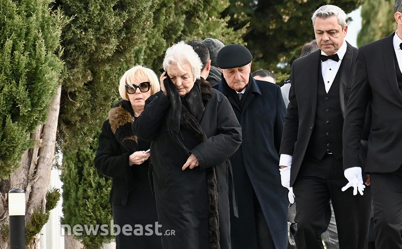 Μακελειό στη Γλυφάδα: Συντετριμμένη η Δέσποινα Καρνέση στην κηδεία της αδερφής της Μαρίας και του Αντώνη Βλασσάκη