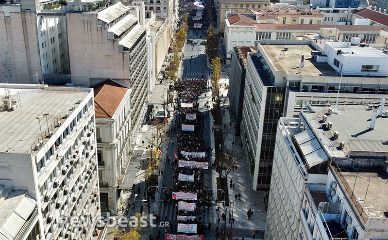 Πάνω από 15.000 φοιτητές στην πορεία στην Αθήνα &#8211; Χωρίστηκαν στα δύο στην αρχή, μετά το ξύλο για το ποιος θα είναι πρώτος