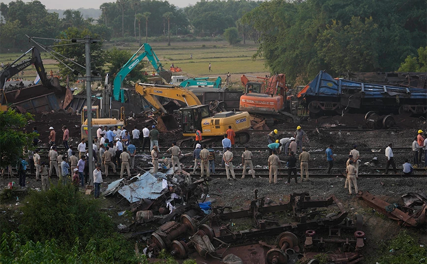 Περισσότερα από 100 πτώματα στην Ινδία παραμένουν στα αζήτητα μετά το πολύνεκρο σιδηροδρομικό δυστύχημα