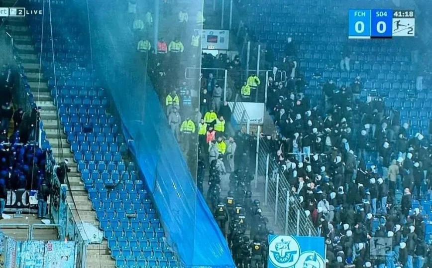 Γερμανία: Ξύλο οπαδών με αστυνομία και διακοπή στο Ρόστοκ-Σάλκε Γερμανία: Ξύλο οπαδών με αστυνομία και διακοπή στο Ρόστοκ-Σάλκε