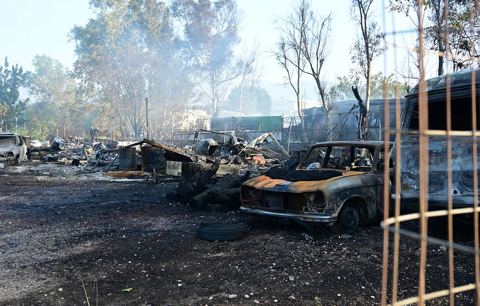 Foc De Proporții în Acharnes: Două Fabrici Distruse de Flăcări