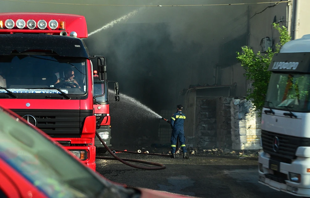 Foc De Proporții în Acharnes: Două Fabrici Distruse de Flăcări