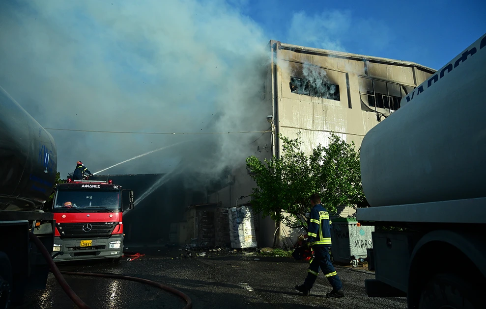 Foc De Proporții în Acharnes: Două Fabrici Distruse de Flăcări