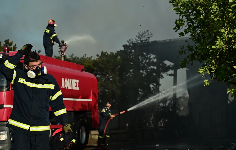 Foc De Proporții în Acharnes: Două Fabrici Distruse de Flăcări