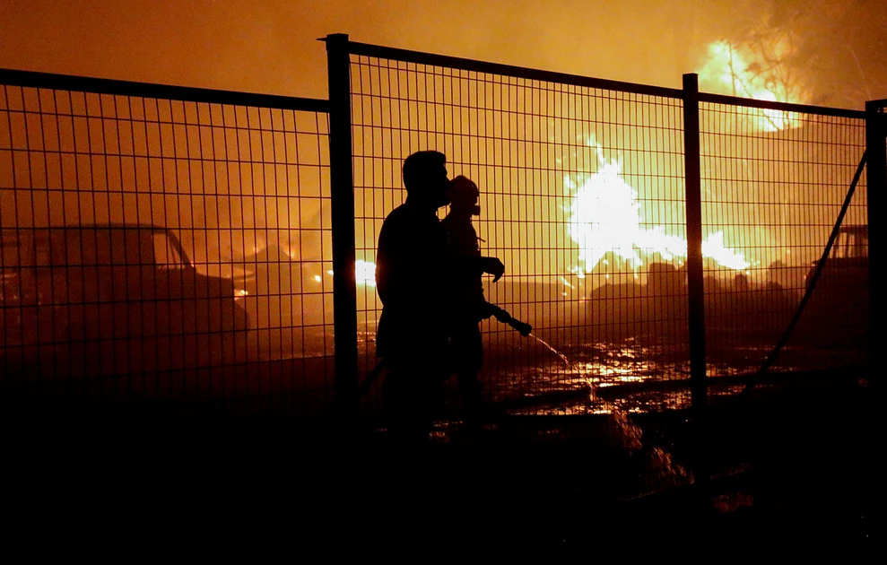 Foc De Proporții în Acharnes: Două Fabrici Distruse de Flăcări