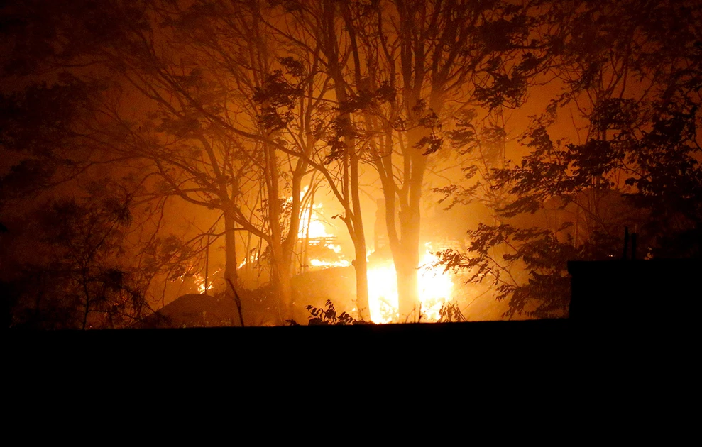 Foc De Proporții în Acharnes: Două Fabrici Distruse de Flăcări