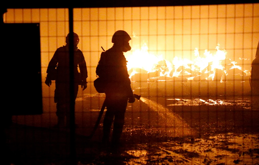 Foc De Proporții în Acharnes: Două Fabrici Distruse de Flăcări