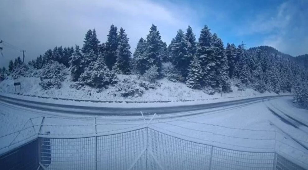 Ninsori abundente în munții din Grecia Centrală: Fenomenele meteo extreme continuă